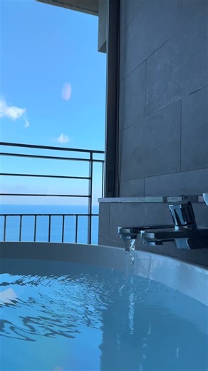 【自分だけの温泉時間】 「温泉スイート」の源泉かけ流し展望風呂では、 天然温泉に浸かりながら 何にも遮られることなく水平線を眺める＿＿＿ そんな贅沢なひとときをお過ごしいただけます。 海が鮮やかな青に輝く時間帯は、心が解き放たれるよう。 空がオレンジ色に染まる夕暮れ時には、静かな感動に包まれます。 時間とともに表情を変える屋久島の海と空を眺めながら、 24時間いつでも、自分だけの温泉時間をお愉しみください♨️ ……………………………………… 📍屋久島の絶景リゾートホテル samana hotel Yakushima( @samana_yakushima ) #samanayakushima #yakushima #サマナホテル屋久島 #屋久島ホテルサマナ #屋久島 #屋久島観光 #屋久島旅行 #屋久島ホテル #源泉かけ流し温泉 #客室展望風呂 #海が見える温泉 | samana hotel Yakushima