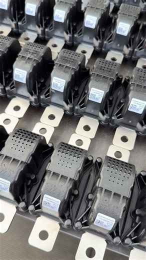 ⚡ Оригінальний піропатрон батареї Tesla (Pyro Fuse) Деталь безпеки, яка при аварії миттєво відключає високовольтну батарею 400V. 🔧 Part number: 1064689-00-J 📦 Стан: нові, оригінал Tesla ✔️ Підходить для Tesla Model 3 / Model Y ✔️ Використовується після ДТП або помилки pyro fuse blown Є кількість. 📩 Пишіть у директ / Telegram. #tesla #teslaparts #teslaservice #model3 #modely