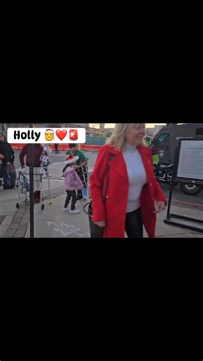 Woohoo! Holly hit the big time already! She was invited to the The Streets of Brentwood to see the Brentwood Police Department and meet the Grinch. 🎅🚓🥰🐾 Who knows, maybe she will be part of our First Response K9 Agency Dog program when she grows up! First responders hats special place in our hearts and we know that highly trained dogs can help department members mitigate the long term effects of trauma exposure. Did you know our dogs are provided at no charge?? Donate today to be a part of s