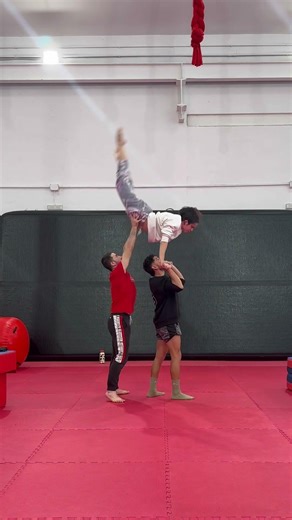 A really cool trick we pulled off the other day 🤘🤸‍♀️ #circus #trio #acrobat #handtohand