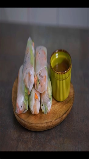 Vietnamese Spring Rolls Recipe | Healthy & Easy Vietnamese Food Learn how to make Vietnamese spring rolls – fresh, healthy, and delicious homemade summer rolls filled with vegetables, herbs, shrimp, or tofu. In this video, I show you the step-by-step process for creating authentic Vietnamese spring rolls, perfect as an appetizer, snack, or light meal. Discover how to roll fresh rice paper rolls and prepare a creamy Vietnamese peanut dipping sauce that pairs perfectly with fresh spring rolls. The
