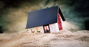 A Utah house collapses and slides off cliff as astonished owners watch (video)