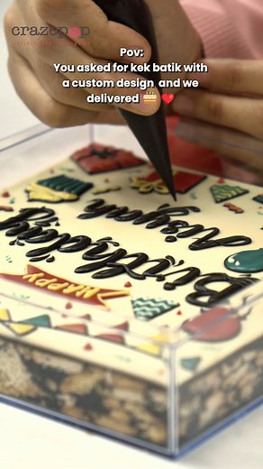 Kek batik perfect for engagement gifts, weddings, birthdays, and every occasion! 🎉 Your favorite kek batik is now fully customizable! 🎂💌 Design it your way and make it uniquely you, because every cake has its own story. 💕 👉 Click WhatsApp now to place your order! 📲 | Crazepop