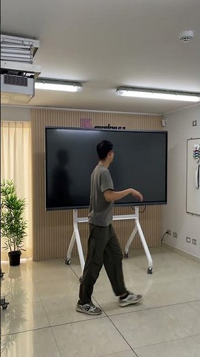 Pantalla Interactiva Clevertouch de Boxlight en rack móvil