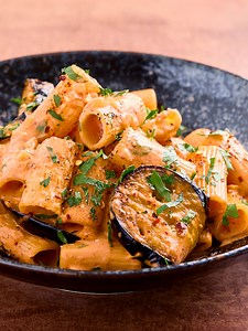 VODKAPASTA Pasta på 25 min? Ja tak! En cremet og lækker ret, hvor vi har tilføjet lidt aubergine, med masser af parmesan 🫶 Så husk at få kigget 👉 https://bit.ly/3CAMdMk Ved du egentlig hvorfor man tilføjer vodkaen? Den fremhæver smagen af tomat og gør din ret mere cremet. Og bare rolig, du bliver ikke fuld - alkoholen fordamper 😉 | nemlig
