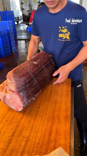 Food Adventure 美食探險 on Instagram: "Slice marlin for sushi prep with insane precision 🔪 #MarlinCut #KnifeSkills #SushiPrep #fblifestyle"