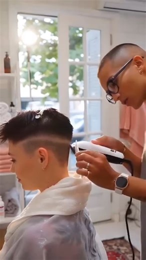 BarberiasDelMundo on Instagram: "Client or Barberette Style? ✂️📸 @hairsnips_"