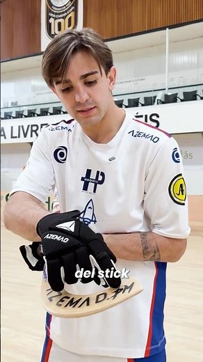 Learn this hockey trick with Carlo and Pol! 🏑🔥
