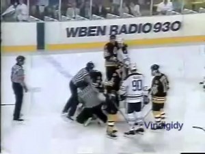 The #NJDevils coach Lindy Ruff versus #NHLBruins President Cam Neely. April 09, 1988 Cam Neely ⚫️🟡 🆚 Lindy Ruff ⚪️🔵 Full video: https://www.hockeyfights.com/fights/53393 | hockeyfights.com