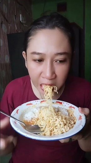 IF I'M HUNGRY AT NIGHT, I'LL JUST EAT NOODLES, WHATEVER I HAVE, HHHH