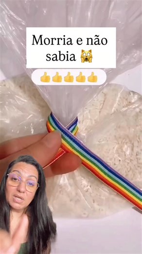 Eliz Lopes | Dicas Tech on Instagram: "🎀✨ Laço perfeito em segundos (sem erro!) ✨🎀 Você sabia que dá pra fazer um laço perfeito, bem alinhado e sem falhas, usando uma técnica super simples? 😍 Essa dica é daquelas que você aprende uma vez e nunca mais esquece! 👉 Como fazer a técnica do laço perfeito: 1️⃣ Faça uma dobradura simples com a fita, formando um pequeno “buraquinho” no centro 2️⃣ Pegue a outra ponta da fita 3️⃣ Passe essa ponta por dentro do buraquinho da dobradura 4️⃣ Agora é só pux