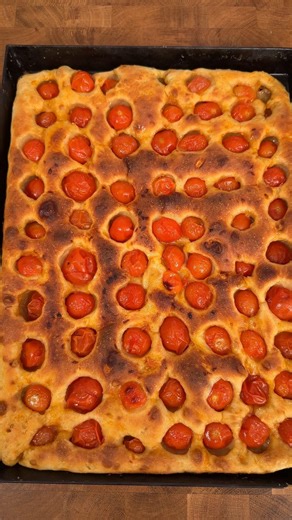 Alessio Pellizzoni on Instagram: "FOCACCIA AI POMODORINI! 🍅🍅🍅🍅 Tra i must al banco del panettiere, questa spinge veramente tanto (insieme a quella con le olive e quella con le cipolle). Quando beccate la pozza con il pomodorino e il suo sughetto l’esperienza è a dir poco mistica. Fatemi sapere qui sotto la vostra focaccia preferitaaaaa INGREDIENTI per una teglia 30x40: 350g farina media forza 250ml acqua 7g lievito di birra 40g olio evo 10g sale fino Millemila pomodorini Olio, sale e soia qb