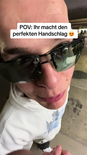 Perfekter Handschlag: Freundschaft und Memes