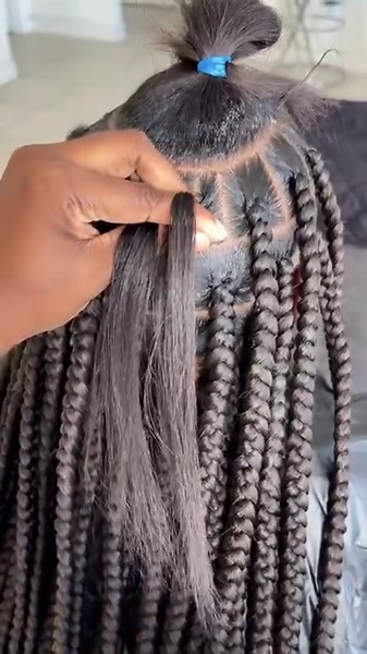 Each 1 Teach 1 💇🏾‍♀️😍 I love doing these Large Knotless Braids ☺️🥰 Product: Pro Braid, Loc & Twist Gel 🔥 braidlikeapro.net 🛒 #knotlessbraids #braider #feedinbraids | Braids By Koya