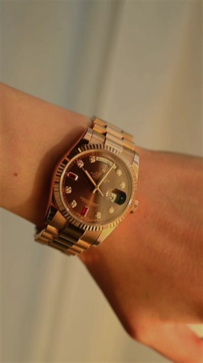 One of the rarest Day-Date configurations Rolex Day-Date 36 in Everose gold, ref. 128235, with the factory chocolate diamond dial and ruby markers at 6 and 9 — a combination you don’t see often. The warm rose gold, fluted bezel, and President bracelet keep it timeless, while the rubies add a refined red accent. #Expertyco #LuxuryWatches #rolexwatches #WatchTok