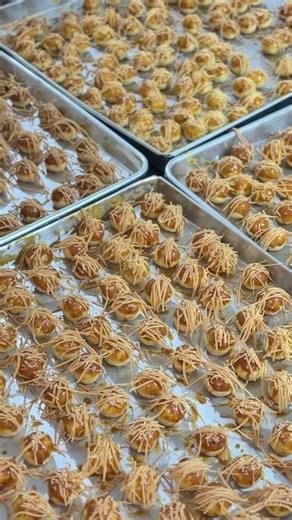 MEMASUKI BULAN SUCI RAMAHDAN Mr cakes and bakery menyediakan Semua keperluan yang kalian cari Mulai dari Parsel,hampers,kue lapis dan Kue kering Jika berminat bisa hub 085249796581 Atau ke alamat jalan setia budi no 235 sebrang layla cafe