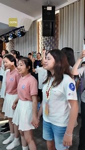 The American One Voice Children's Choir once moved Chinese audiences with their heartfelt performance at Beijing's Temple of Heaven earlier this year. Now in Fuzhou, they join hands with students from Fuzhou No.16 High School to sing the Chinese ballad "Ru Yuan" (As You Wish) — their voices blending in a shared longing for peace across the Pacific. 🕊 ♥️ | CGTN