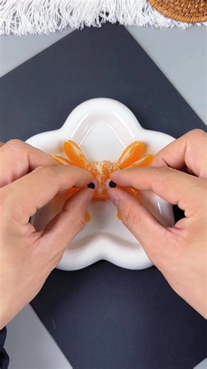 Step-by-Step Orange Crab Snack 🦀🍊 #orange #crab #snack #diyfood #kidsfriendly #fruitart #creative #funfood #healthy #cute | paper craft ideas