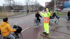Meet Johan Zandvliet. He shows us: 👷 when to use hi-viz & helmet in traffic, 🚴‍♀️ how to support the active lifestyle of children and, 😃 how to make the most out of your job. Let's all be more like Johan! Source: https://lnkd.in/eFEd899 (📽: pre-COVID) | Urban Cycling Institute