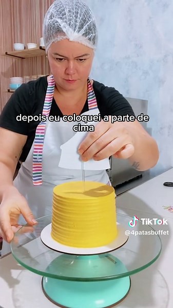 É nova por aqui e quer aprender mais sobre confeitaria pet? Na minha rede vizinha você consegue acessar o meu grupo no WhatsApp Por lá eu libero uma aula gratuita sobre confeitaria pet toda semana! Aqui no TikTok o link do grupo não está abrindo! Sentiu vontade de se profissionalizar ? Meu curso completo de confeitaria pet está no link da Bio da Bio aqui do TikTok E para encomendar um bolo para o seu pet, acesse o link da Bio Somos do Rio de Janeiro. Estamos localizados na Zona Oeste e fazemos e