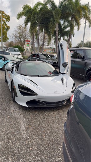 White McLaren 720s Spider and Blue Lamborghini Revuelto are a supercar duo made of dreams.