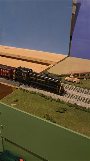 WM hammerhead RS3 leading a small coal train on the Western Maryland Modular Layout.