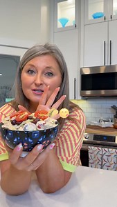 🌮 Easy Layered Taco Dip – No Cooking, Just Scooping! If tacos and chips had a baby… this would be it. This cold taco dip is layered with creamy seasoned goodness, cheese, and fresh toppings—and it comes together in minutes. Perfect for game night, parties, cookouts, or literally any day you’re craving tacos in dip form. 📌 Save this for your next get-together! 💬 Would you scoop it with tortilla chips or veggies? Let me know below! 📲 Tag a taco lover who needs this in their life! ⸻ ✨ What’s In