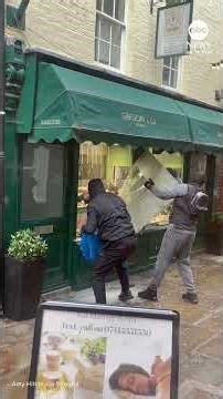 Robbers smash London jewelry store window with sledgehammer