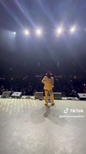 MULTITUDEEEEEEES 🎙️🏹🏟️ La fiesta apenas comienza en el show del dueño de la puntería 🏹🔥 #elviscrespo #conciertoenvivo