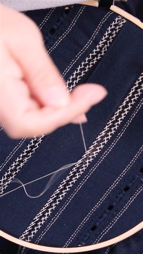 El azul sobrio de esta camisa realza cada detalle bordado con un legado profundo. Un trabajo hecho a mano, con alma, con propósito, con raíz. Perfecta para quienes saben que vestir también es una forma de decir de dónde vienen. 📲 Envío gratis a toda Colombia ✅ 313 7402856 https://goo.su/TYHgJ ✅ 310 4203383 https://goo.su/wO9F 🌐 www.frixiohechoamano.com #guayaberas #bordadoamano #bordadocolombiano | Frixio Bordados de Cartago