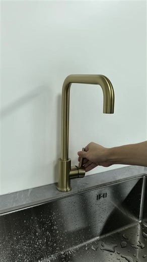 The classic style with brushed gold seems to give it a fashionable atmosphere.#faucet #homeimprovement #kitchen#kitchenfaucet #kitchenupgrade