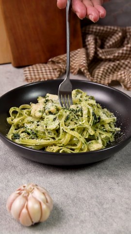 Easy Spinach Chicken Pasta (With Only 4 Ingredients)