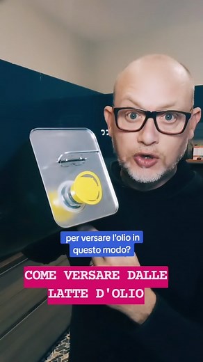 Marco Critelli on Instagram: "Come versare l'olio dalle latte come questa senza schizzare dappertutto 🤓🤔 . #olio #trucco #tips #cucina #cucinare #trucco #lifehacker #lifehack #lifehackvideo #tricks #emoossai #marcocritelli #nonlosapevo #sapevi #losapeviche #losapevi? #losapeviche? #losapevigià #nonloso #nonlosapevo #curiosità #marcocritelli #moosai #moosaje #nonlosapevi #lifehacks #hack #lifehackvideo #tips #lifehacker #tips #lifetips #lifetipsshare #lifetools #losapeviche #losapevi? #losapevi
