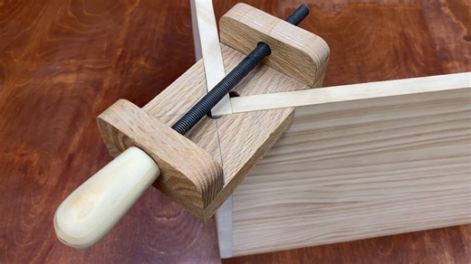 This woodworking clamp holds the two together securely. 45° woodworking clamp | Woodworking Guide