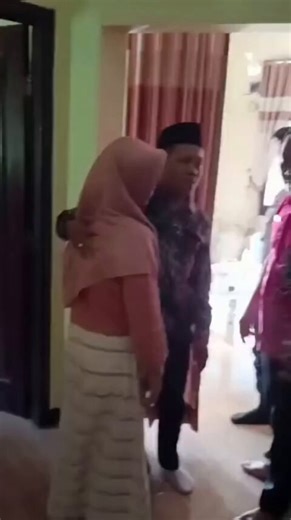Dunia pendidikan di Kab. Purbalingga kembali diguncang dengan kasus perselingkuhan yang dilakukan oleh 2 oknum ASN Guru SDN di Kec. Karangmoncol.Seorg suami menggerebek istrinya tengah berada di rumah pria lain yg sama2 ASN guru di tempat istrinya mengajar.Sabar ya lakinya.