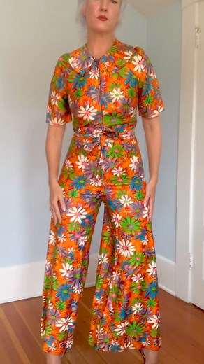 UP FOR GRABS exclusively on IG! Daisies upon daisies! 🌼🌼🌼 The cutest 1960s polished cotton sateen palazzo leg jumpsuit with tie belt! Made by “Rhapsody by Glazier.” Front metal zipper. Tailored fitted bodice, large Peter Pan curved collar, nipped wasp waist with long tie belt, and long wide palazzo legs! Excellent condition, size small to medium, accommodating a 34/35” bust, up to a 30” waist, up to 39.5” hips, and 58” total length. The polished cotton sateen is very high-quality and a true g