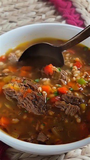 Beef Barley Soup is a delectable combination of beef, carrots, celery, onions, tomatoes, corn, and barley in a deliciously seasoned beef broth. This delicious soup can be made quickly with stew meat or simmered low and slow with a chuck roast. 𝗙𝗨𝗟𝗟 𝗥𝗘𝗖𝗜𝗣𝗘 𝗕𝗘𝗟𝗢𝗪 👇 | Easy Recipes