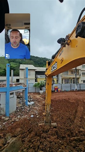 Are the controls on the JCB 3CX backhoe the same as those on an excavator?