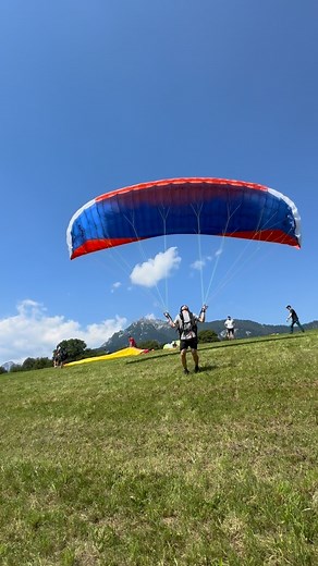 Abgehoben und abgeflogen! Großartiger Tag im Grundkurs und morgen geht‘s auf den #michaelerberg #flugschule #ennstal #schladming #schladmingdachstein #gleitschirmfliegen #gleitschirm #fliegen #trailrunning #running #outdoor | Sky Club Austria