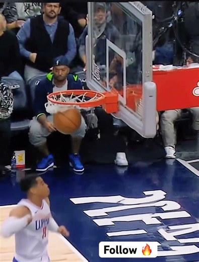 He palmed it, rose up, and ended his career with this poster 🤯🔥🏀”