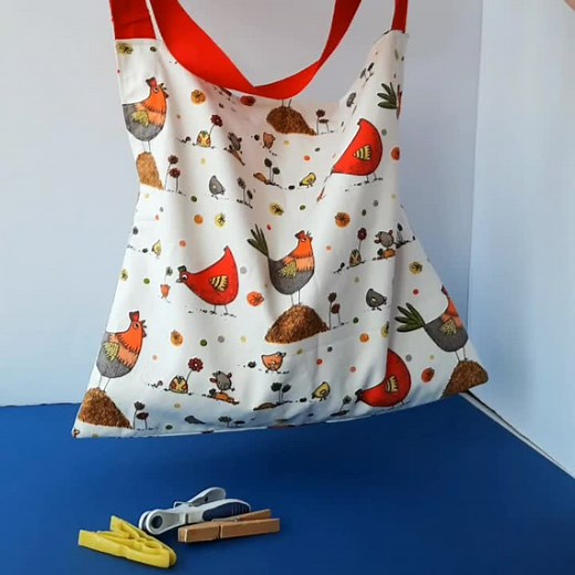 ❤️ Here they are! Five peg bags you can actually wear whilst pegging out. No more losing where you clipped your bag on the line or bending down to pick a peg up. Easy Peasy! 🧡 Which one is your favourite? 🖤 The black one is hard to photograph, but it's upcycled fabric from some lovely cotton trousers from @mango, and you can even use the trouser pockets! ☀️All this sunshine means the photos I took outside are a bit washed out, but there's also the Birds, the Bees, Chickens and Sheep (that one