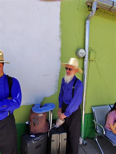 🌵 ¡Qué riqueza cultural tenemos en Chihuahua! 🤠 Me encontré con estos señores de la cultura Amish, con sus largas barbas, sombreros y una vestimenta muy peculiar, que puede recordar un poco a los menonitas. Tuve la oportunidad de platicar un ratito con ellos y lanzar mi alemán bajo, básico. Sin duda, Chihuahua nunca deja de sorprendernos! 🇲🇽✨