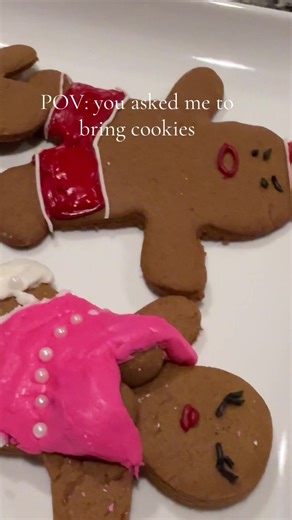 Serving holiday cheeks🎄🎅🏼 #gingerbreadman #gingerbreadcookies #cookies #christmas #bake