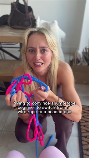 If you’re learning to jump rope, your rope matters more than you think 👀 Wire ropes are fast… but they’re unforgiving. Beaded ropes give you rhythm, control and actual feedback. So if you feel like you “just can’t get it”, it might not be you. It might be your rope. Start with the right tools from @dopamine.ropes 🪢 And learn properly with @fancyfeats.app 🚀 #jumprope #fancyfeats #skipping #laurenjumps