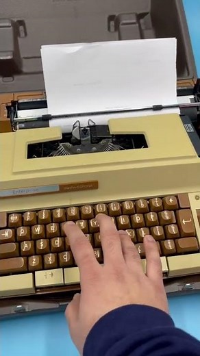 Smith Corona electronic typewriter demo