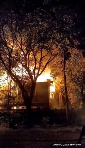 BENGUET TRAGEDY Authorities are investigating a deadly shooting and fire that razed a bunkhouse, staff quarters, and the office of Atok Gold Company in Benguet on the night of 27 October 2025. Police said the suspect — a security guard — fatally shot his fellow guard following a heated altercation during a drinking session before allegedly setting the area ablaze. A manhunt is now underway. | Aldwin Quitasol, video courtesy of Galdon Gallema Lang Odan #Benguet #AtokGold #CrimeWatch #PoliceInvest