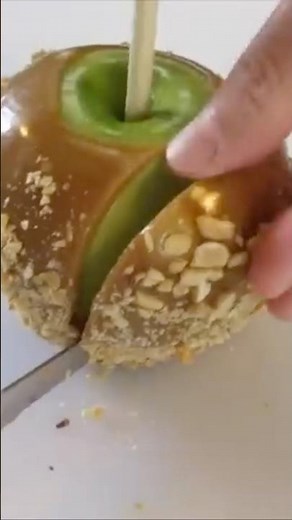 Homemade CARAMEL DIPPED APPLES 🍏 The BEST Recipe 😋 #food #fun #eating #fruit #recipe #shorts