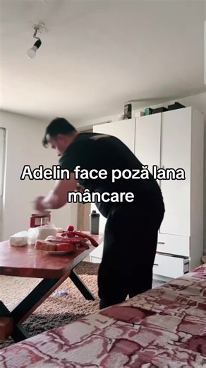 Adelin face poză lângă mâncare TikTok