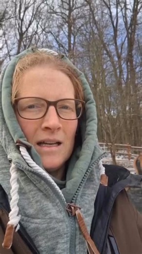 Umzug mit den wilden Ponies - Teil 5 *Was uns besonders fasziniert hat* Schön, dass du hier bist. Wir sind Christina & Barbara vom Team-HUF - wir haben schon im Wohnmobil gewohnt und sind in Deutschland herumgefahren zur Hufbearbeitung. In diesem Jahr haben wir unseren kompletten Paddocktrail abgebaut und sind mit unseren 8 wilden Ponies umgezogen. Schon 2020 haben die Ponies unser Konzept auf die Probe gestellt - jetzt lernen wir nochmal ganz viel Neues wie Haltung, Untergrund und Fütterung die