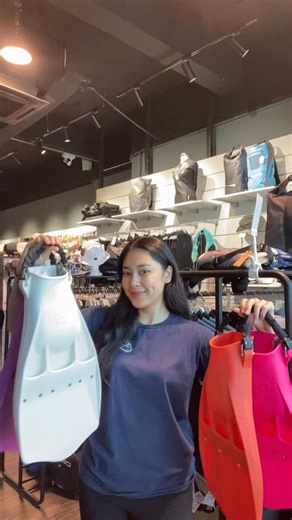 To find your colour match 😍 🩷💚❤️🩵🧡💙💛💜🖤🤍 The #omsslipstreamfins . Design similar to the venerable Jet Fin, but instead of rubber, it’s made out of Monoprene resin –– a thermoplastic elastomer that delivers rubber-like performance but is much lighter. Indeed, this fin looks heavy, but it weighs no more than many modern fin designs. #madeinitaly🇮🇹️ For more info👇 https://scubawarehouse.com.my/product/oms-slipstream-fins/ 👇Visit us at Singapore: 📍52 Ubi Ave 3 #02-43 Frontier, Singapor